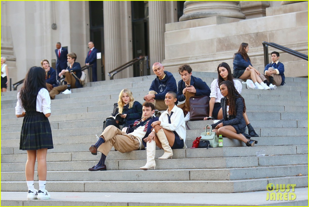 you have to see these new pics of thomas doherty gossip girl cast filming on the steps 27