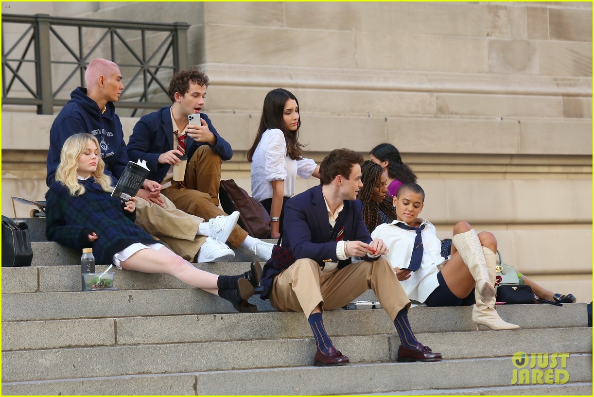 you have to see these new pics of thomas doherty gossip girl cast filming on the steps 28