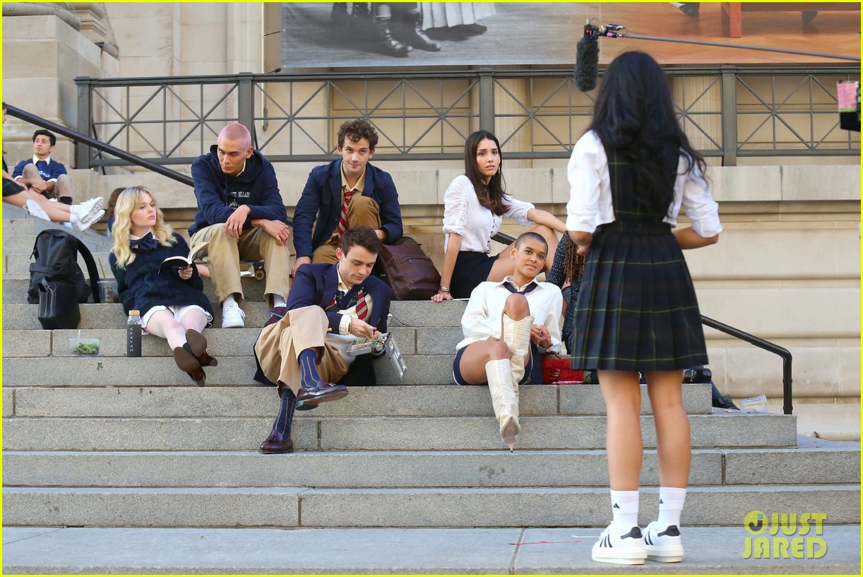 you have to see these new pics of thomas doherty gossip girl cast filming on the steps 29