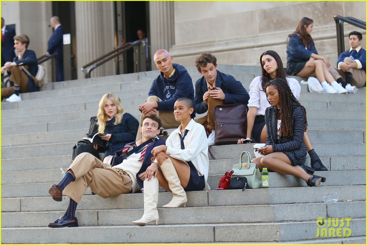 you have to see these new pics of thomas doherty gossip girl cast filming on the steps 31