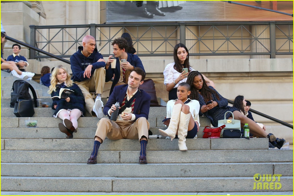 you have to see these new pics of thomas doherty gossip girl cast filming on the steps 33