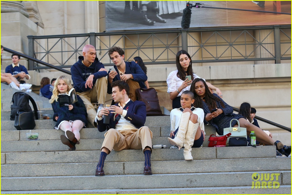 you have to see these new pics of thomas doherty gossip girl cast filming on the steps 34