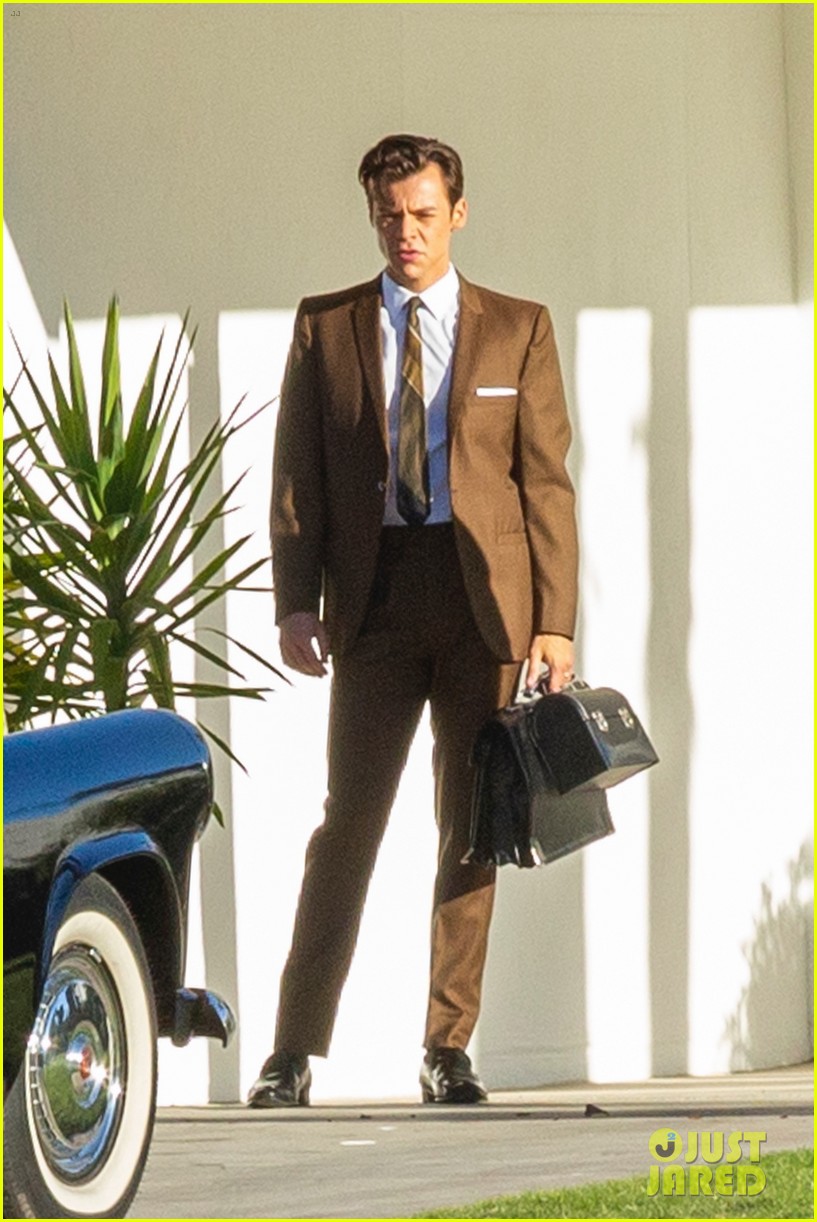harry styles looks dapper in two suits on dont worry darling set in palm springs 01