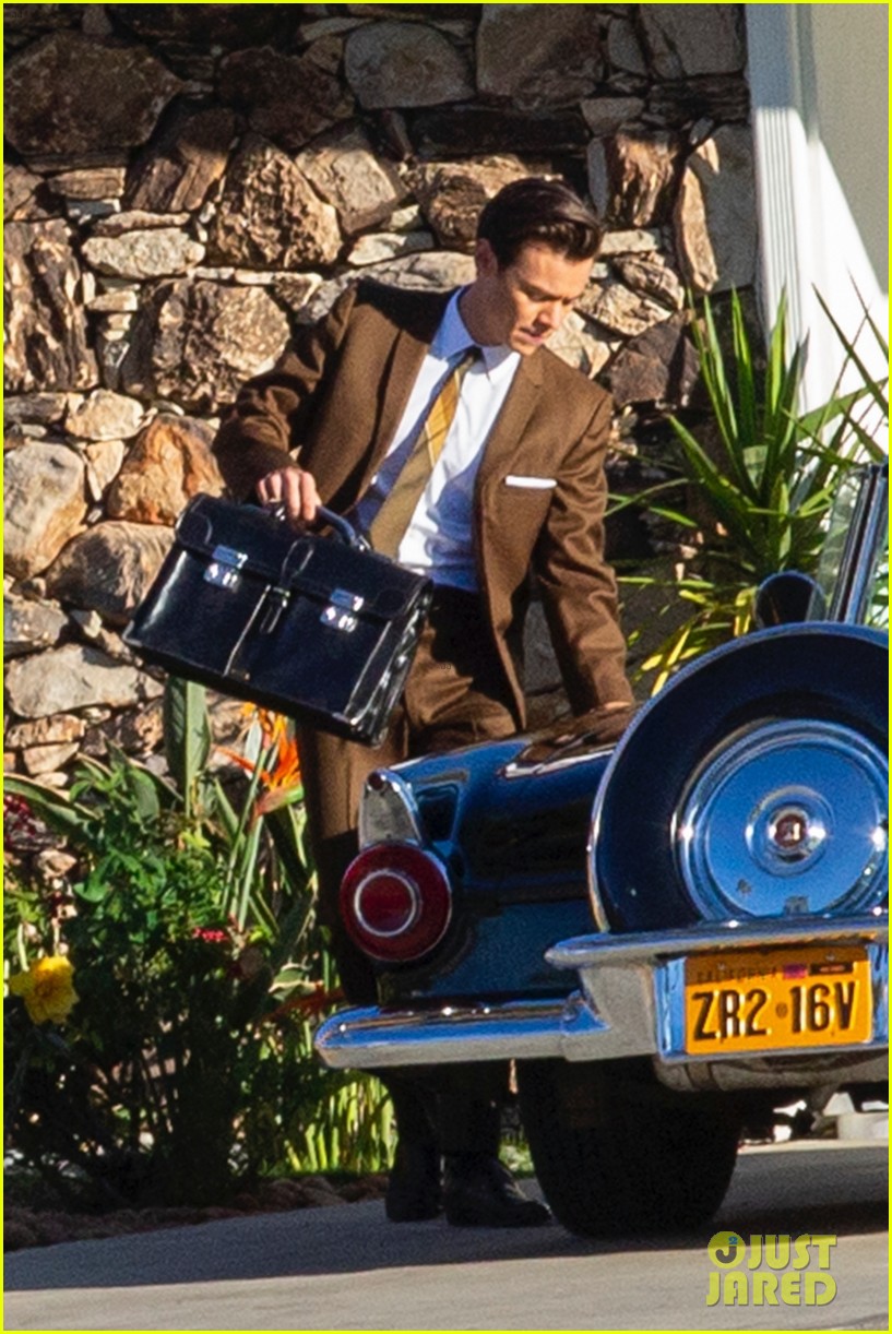 harry styles looks dapper in two suits on dont worry darling set in palm springs 10