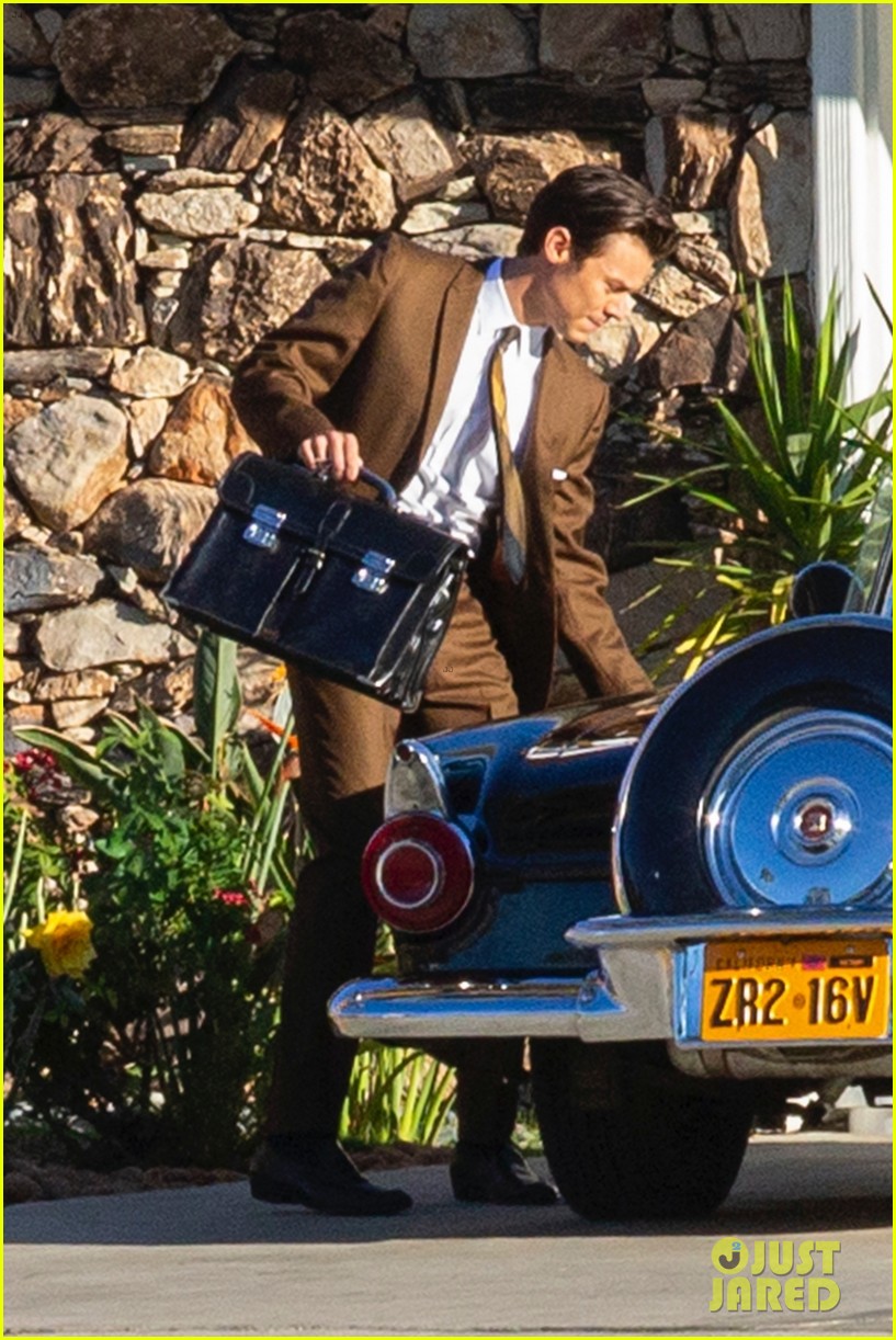 harry styles looks dapper in two suits on dont worry darling set in palm springs 11