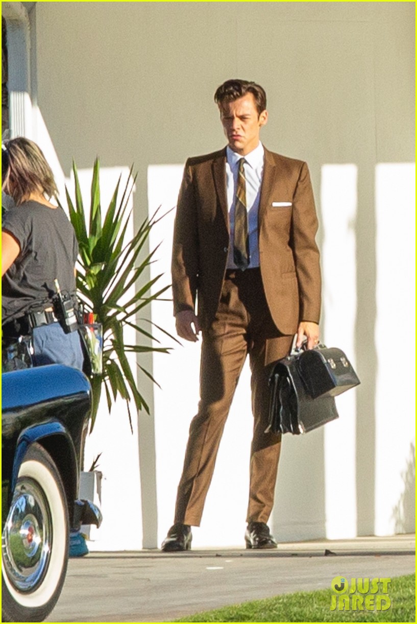 harry styles looks dapper in two suits on dont worry darling set in palm springs 14