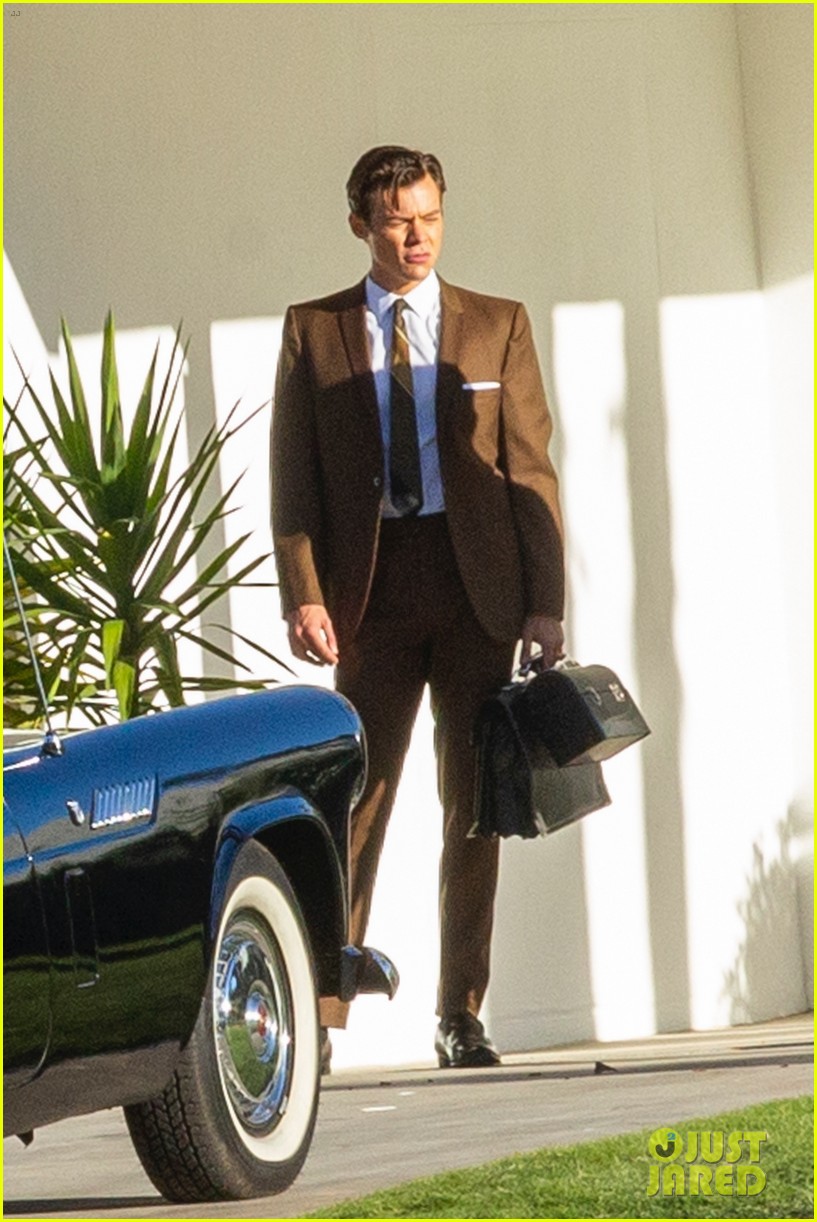 harry styles looks dapper in two suits on dont worry darling set in palm springs 15