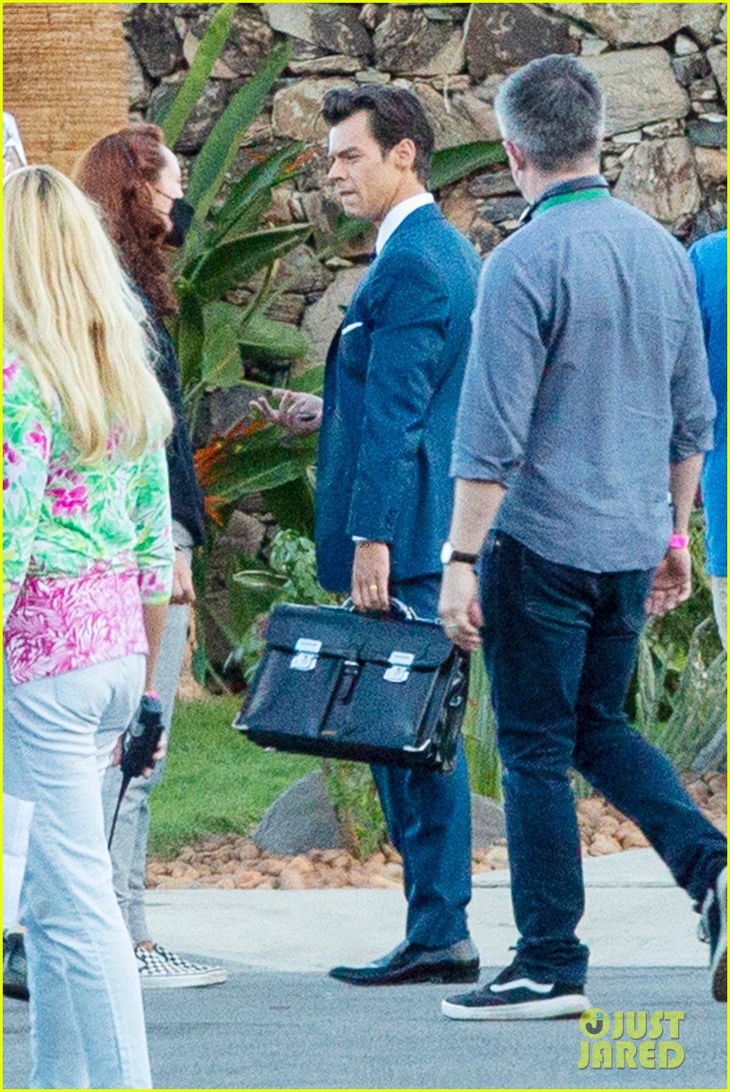 harry styles looks dapper in two suits on dont worry darling set in palm springs 20