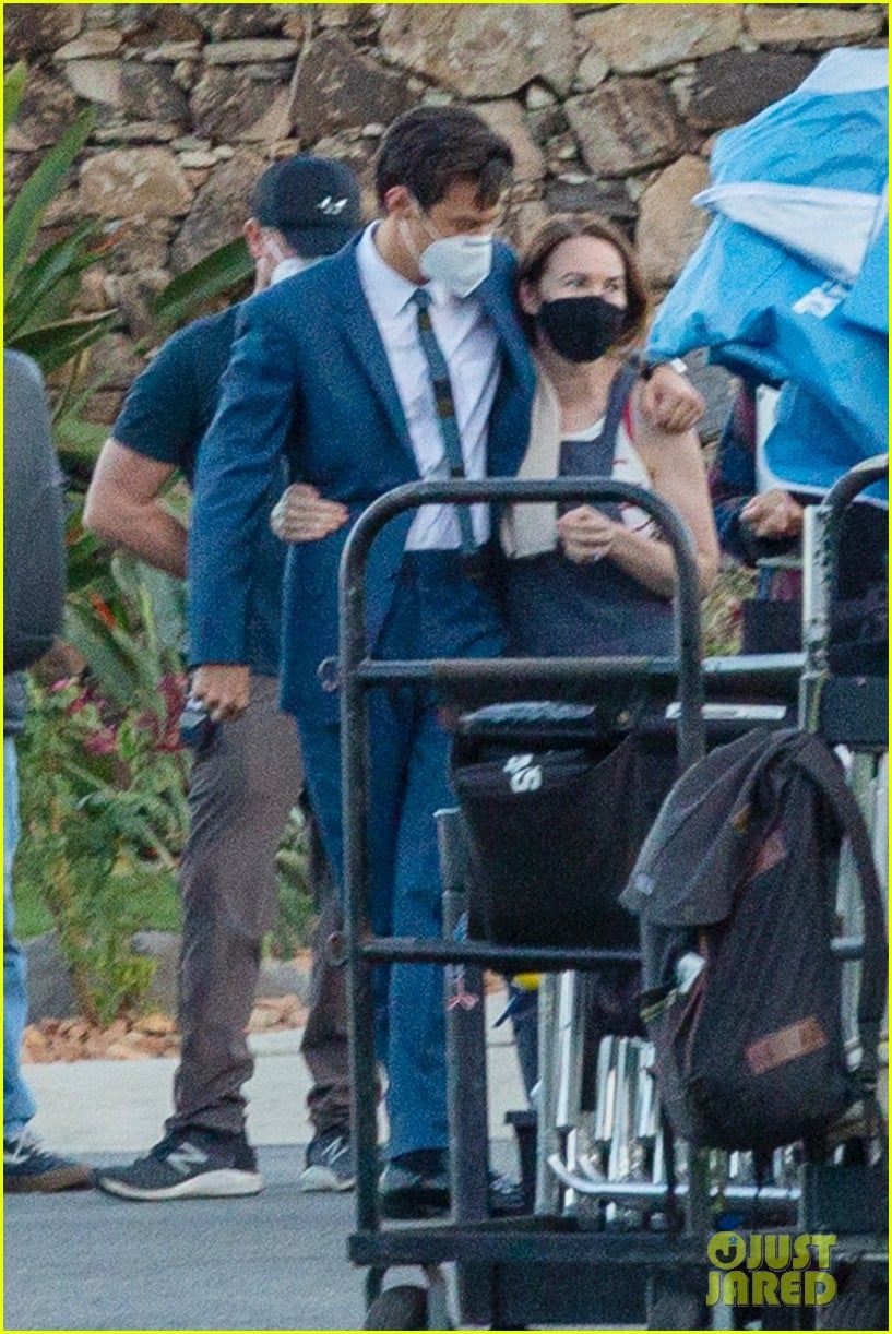 harry styles looks dapper in two suits on dont worry darling set in palm springs 25