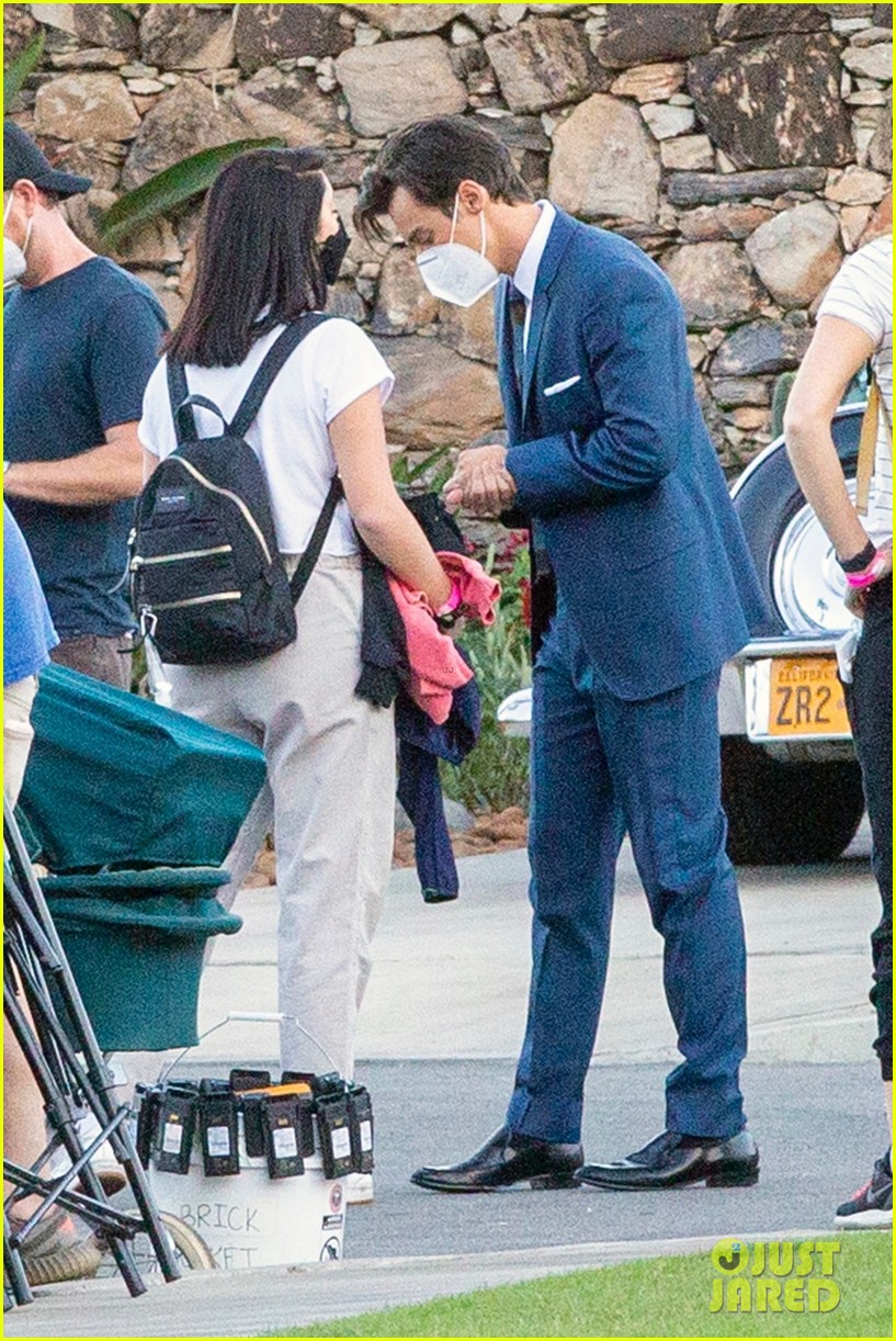 harry styles looks dapper in two suits on dont worry darling set in palm springs 31