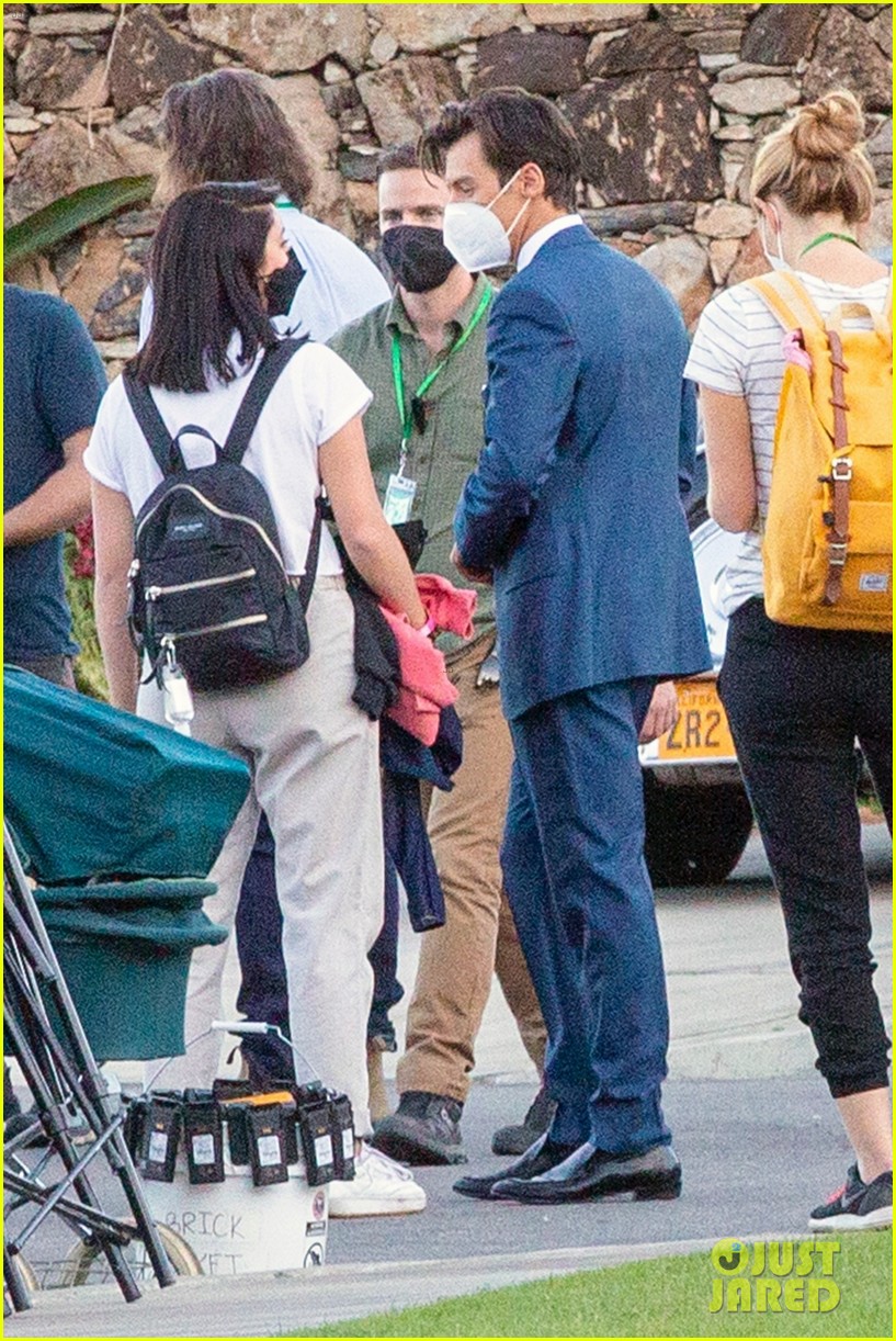 harry styles looks dapper in two suits on dont worry darling set in palm springs 32