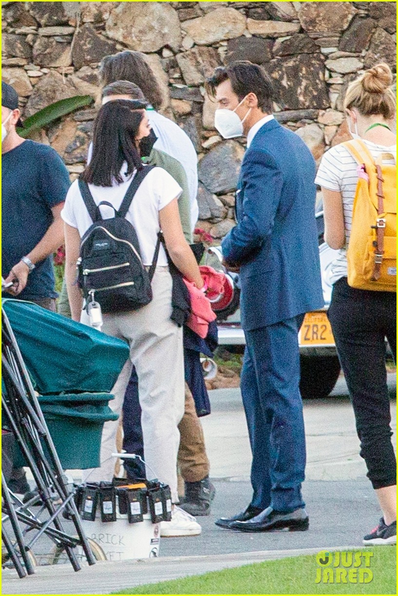 harry styles looks dapper in two suits on dont worry darling set in palm springs 33