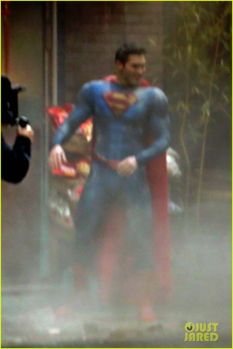 tyler hoechlin debuts new superman suit superman lois 06
