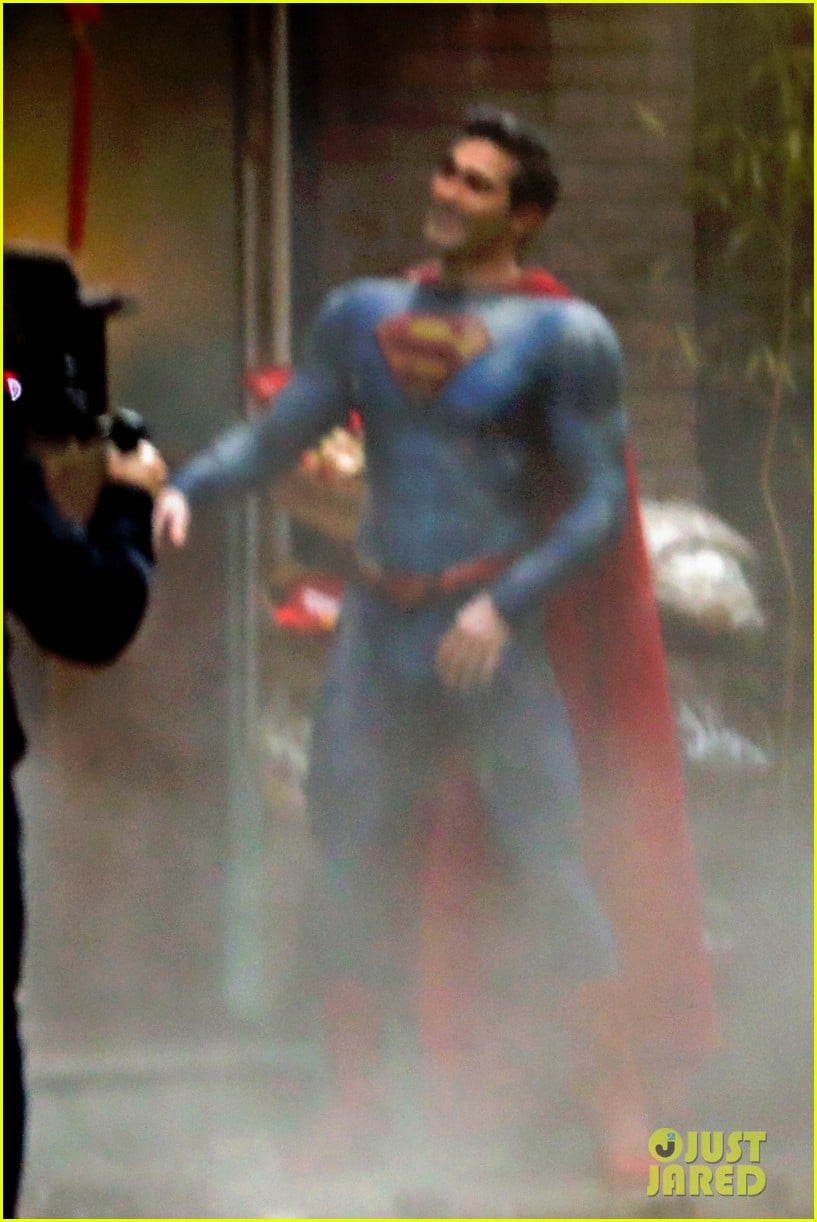 tyler hoechlin debuts new superman suit superman lois 10