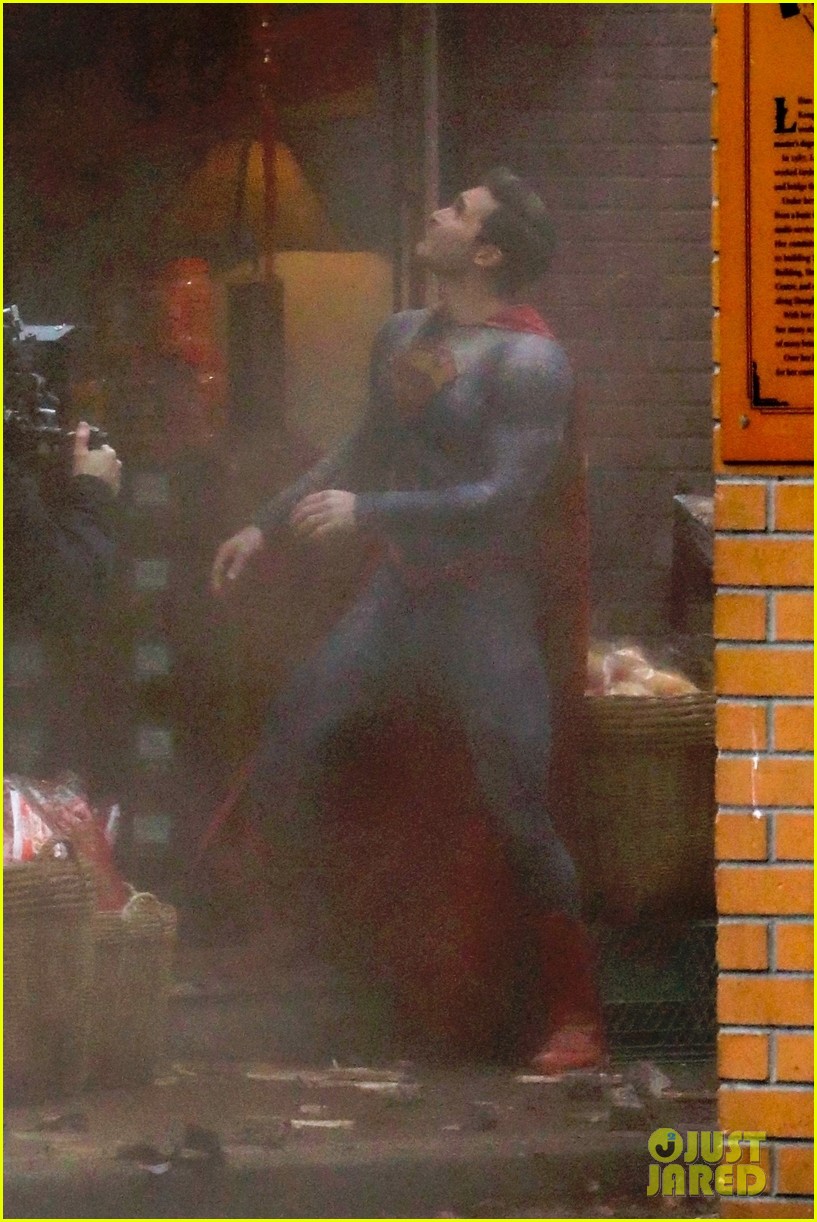 tyler hoechlin debuts new superman suit superman lois 12