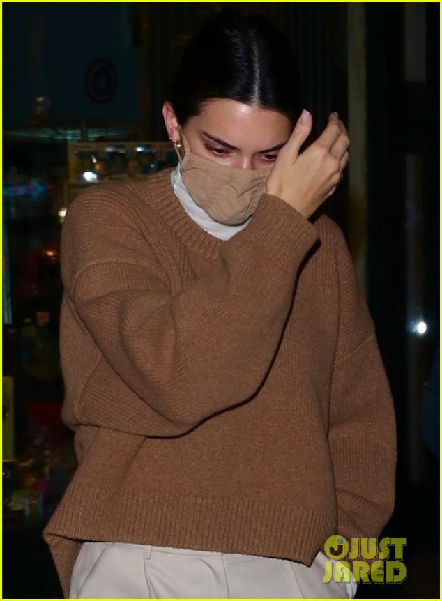 kendall jenner lands in nyc after family getaway 02