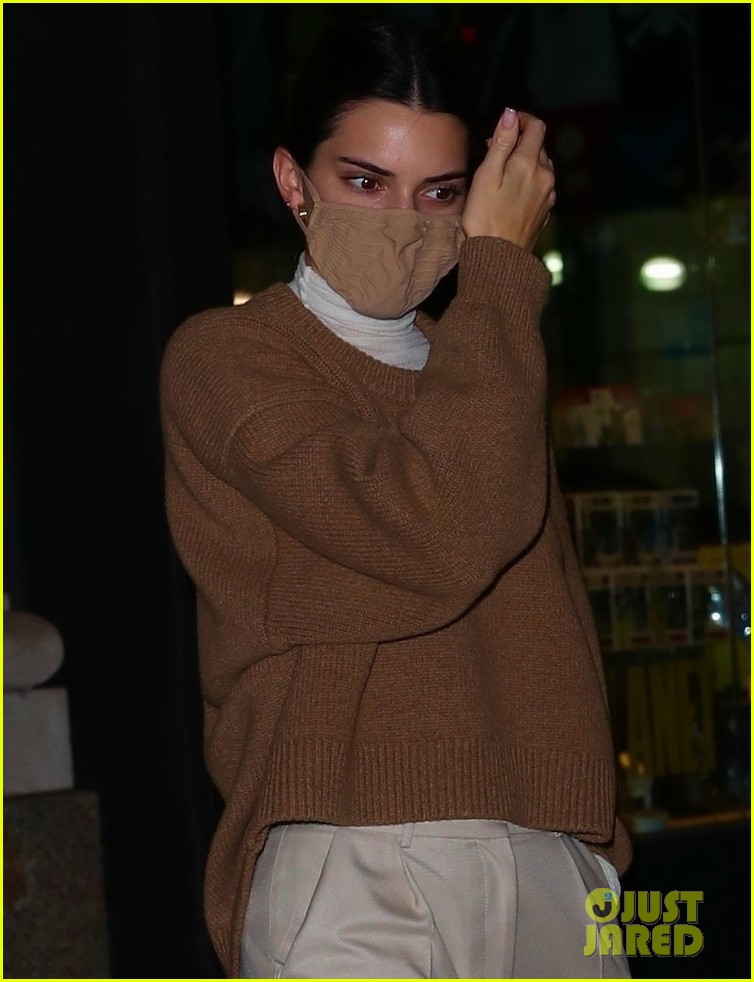 kendall jenner lands in nyc after family getaway 04