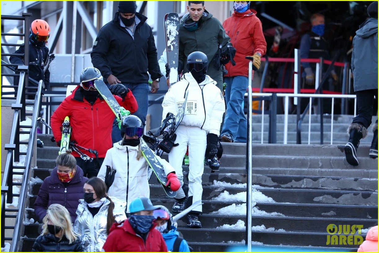 kendall jenner skis in aspen kris jenner shops 52