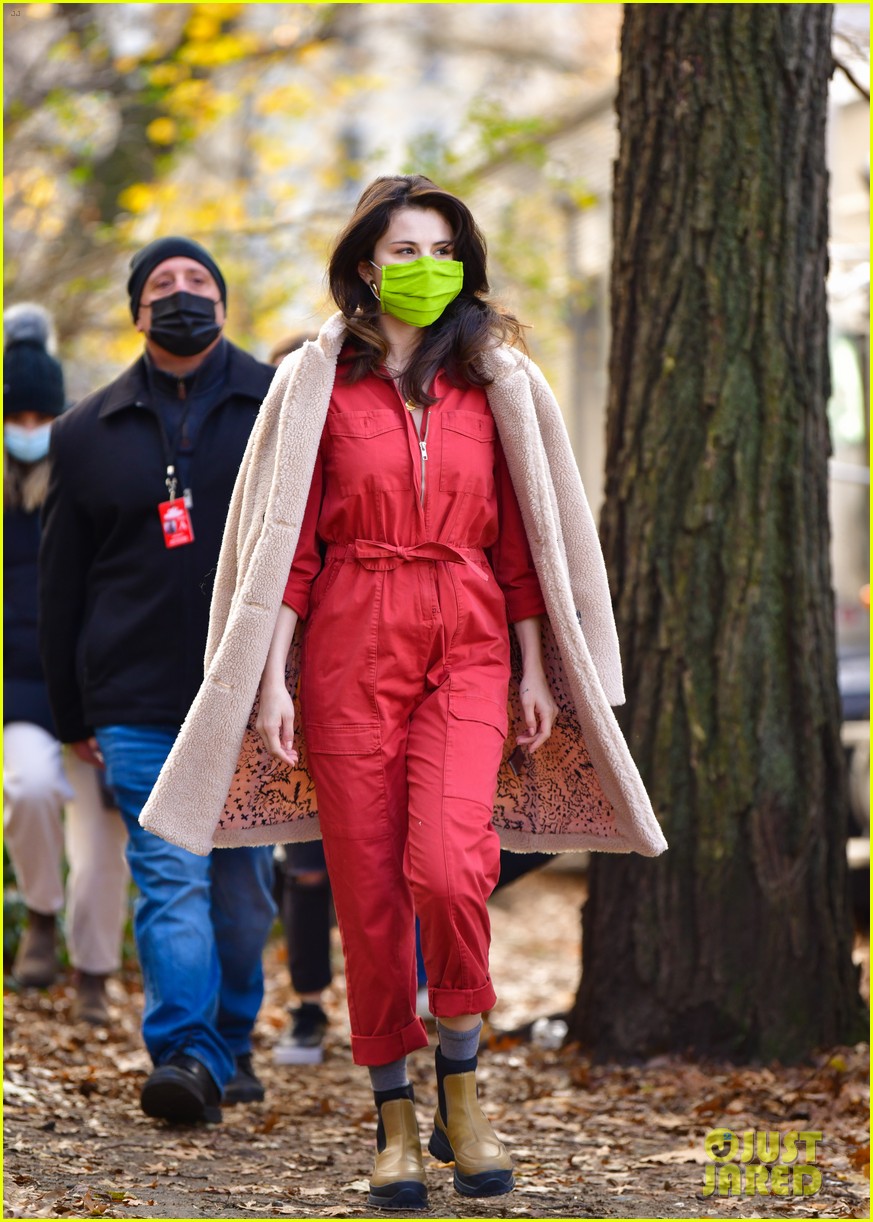 selena gomez neon green face mask only murders set 01