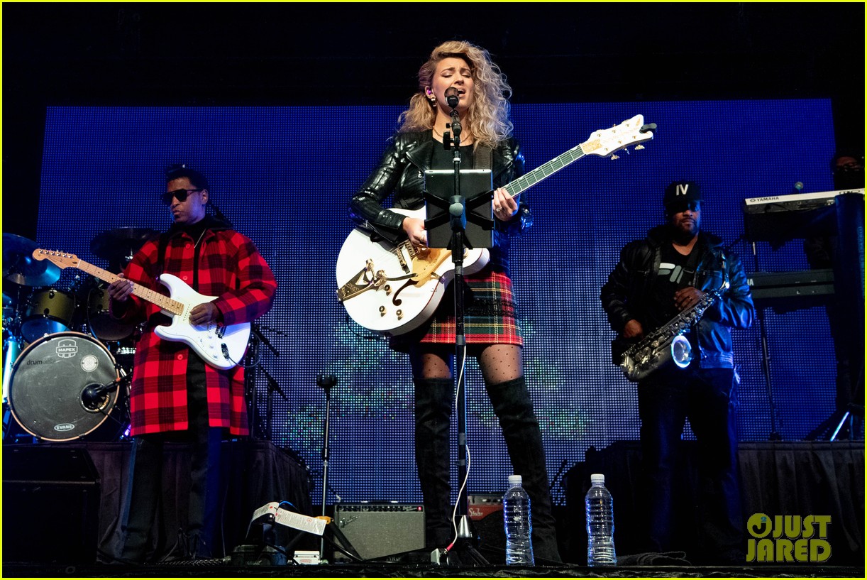 tori kelly performed christmas concert with babyface 01
