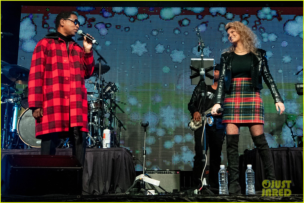 tori kelly performed christmas concert with babyface 07