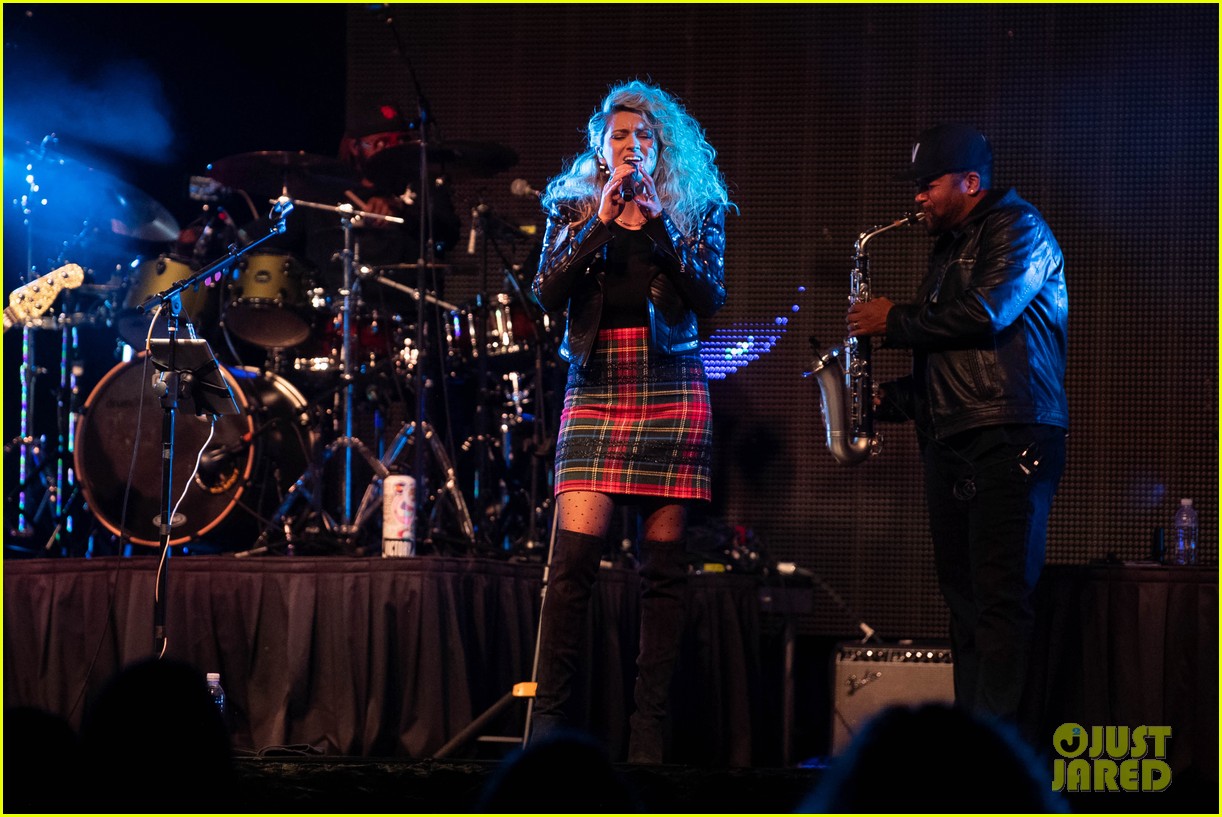 tori kelly performed christmas concert with babyface 08