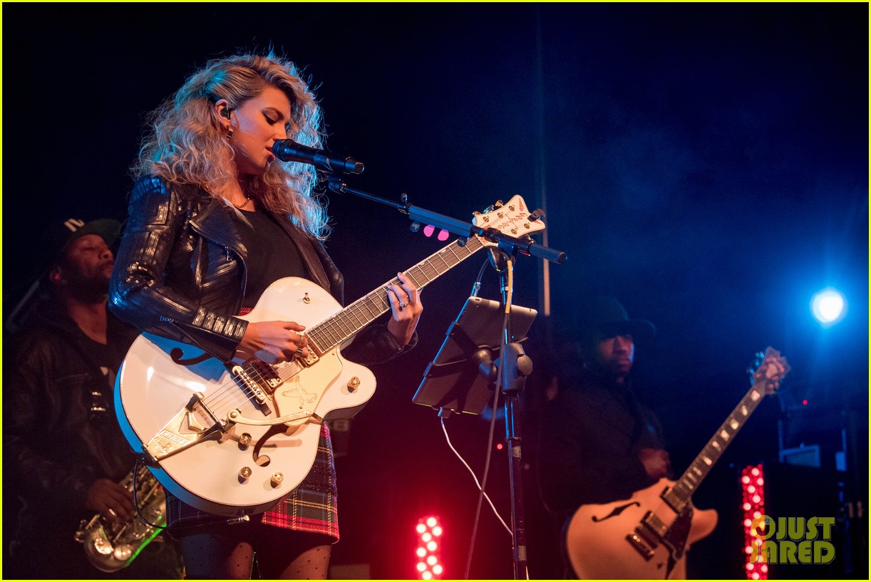 tori kelly performed christmas concert with babyface 12