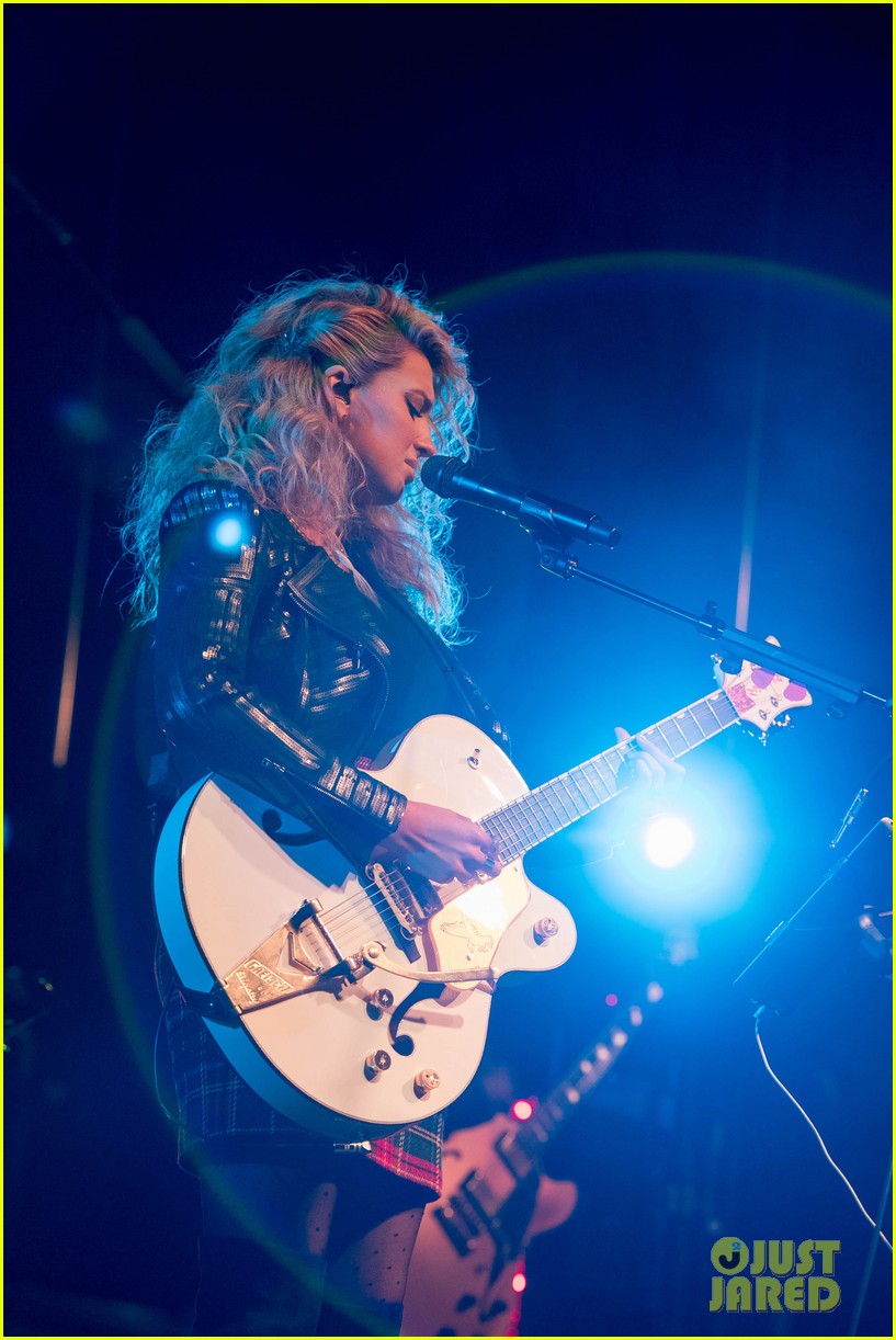 tori kelly performed christmas concert with babyface 13