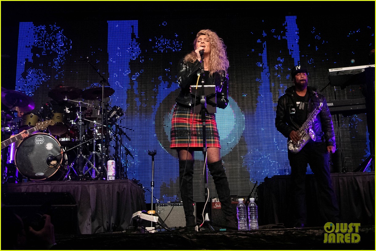 tori kelly performed christmas concert with babyface 14