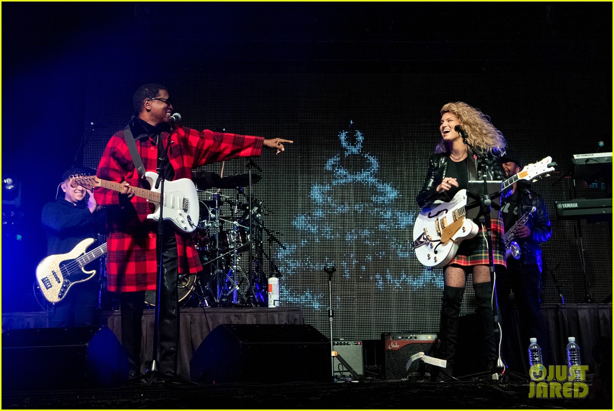 tori kelly performed christmas concert with babyface 16