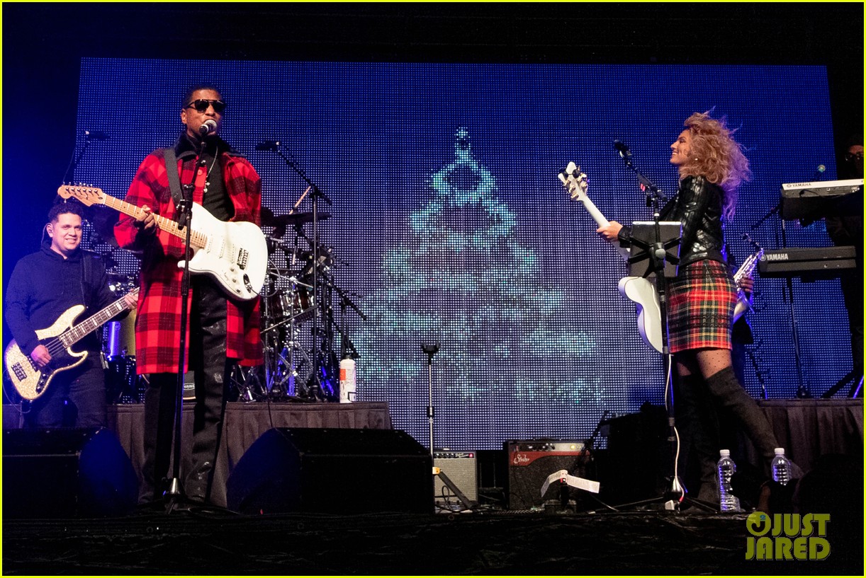 tori kelly performed christmas concert with babyface 17