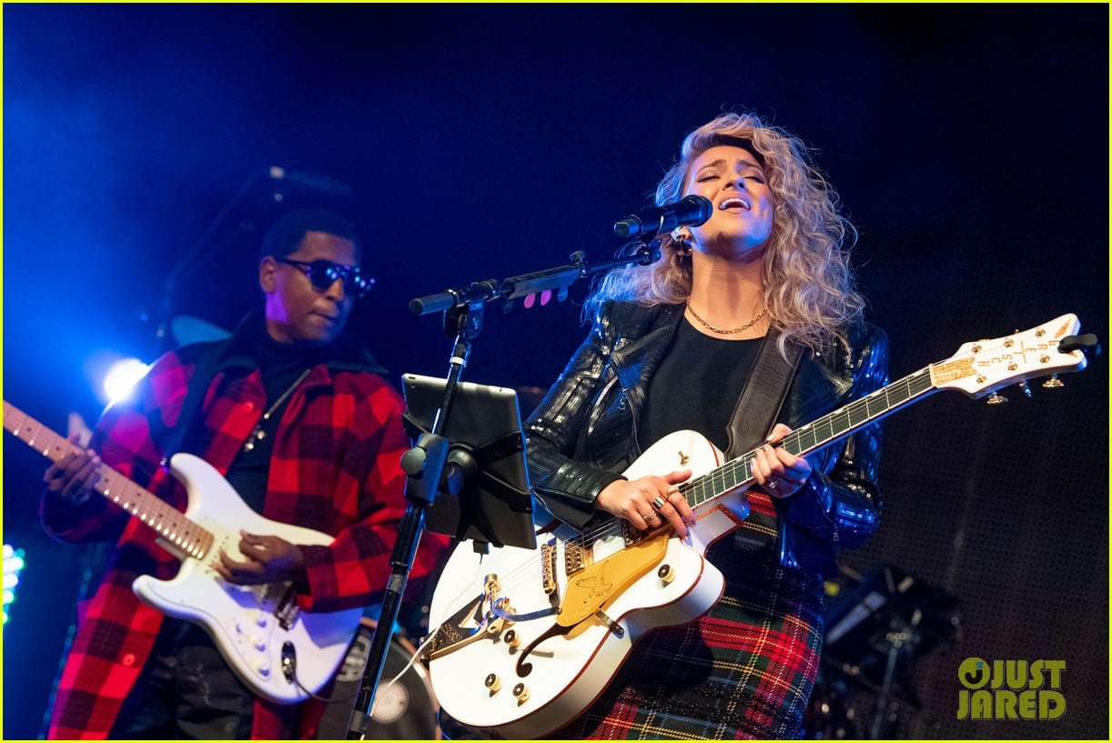 tori kelly performed christmas concert with babyface 18