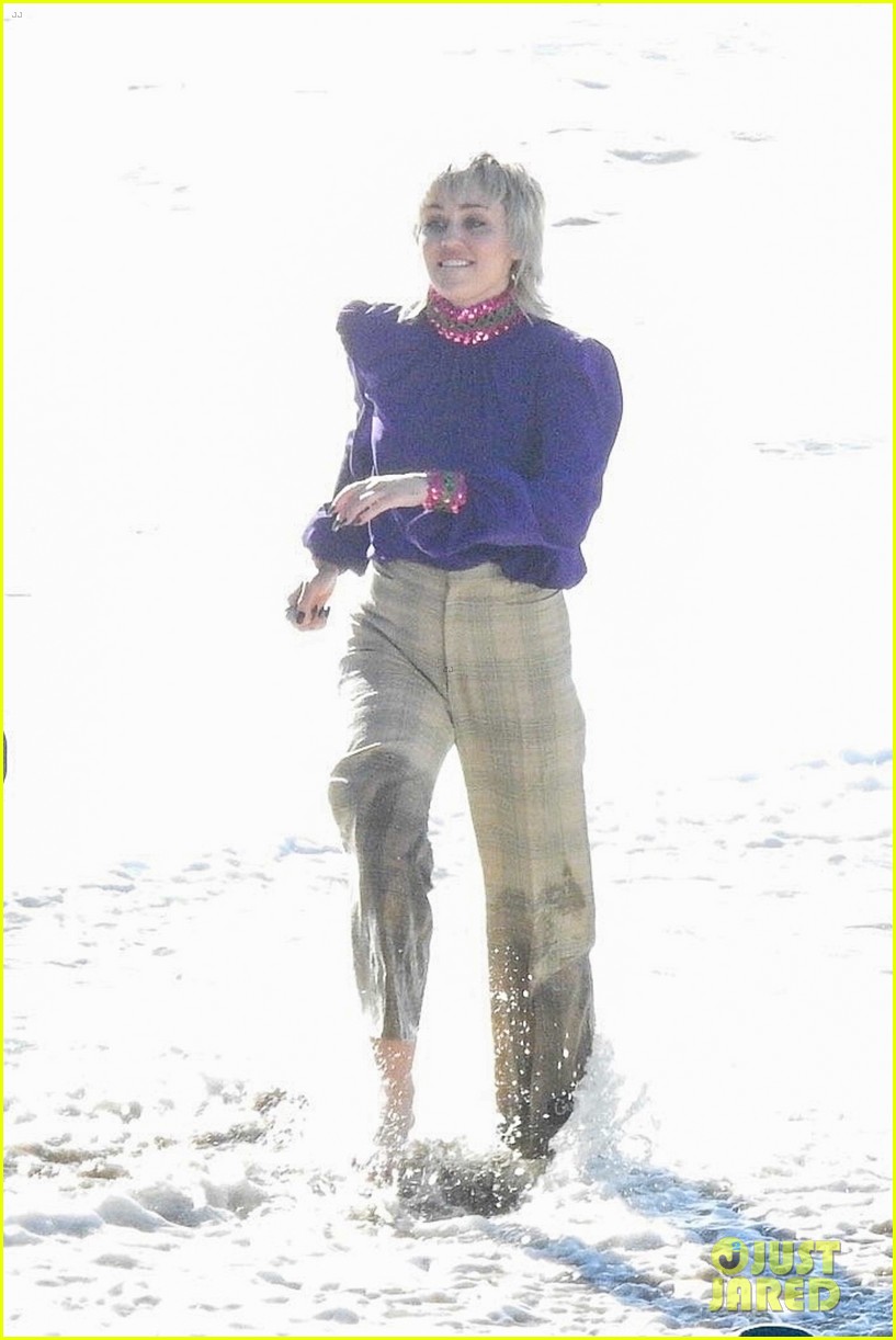 miley cyrus filming new music video at beach 07