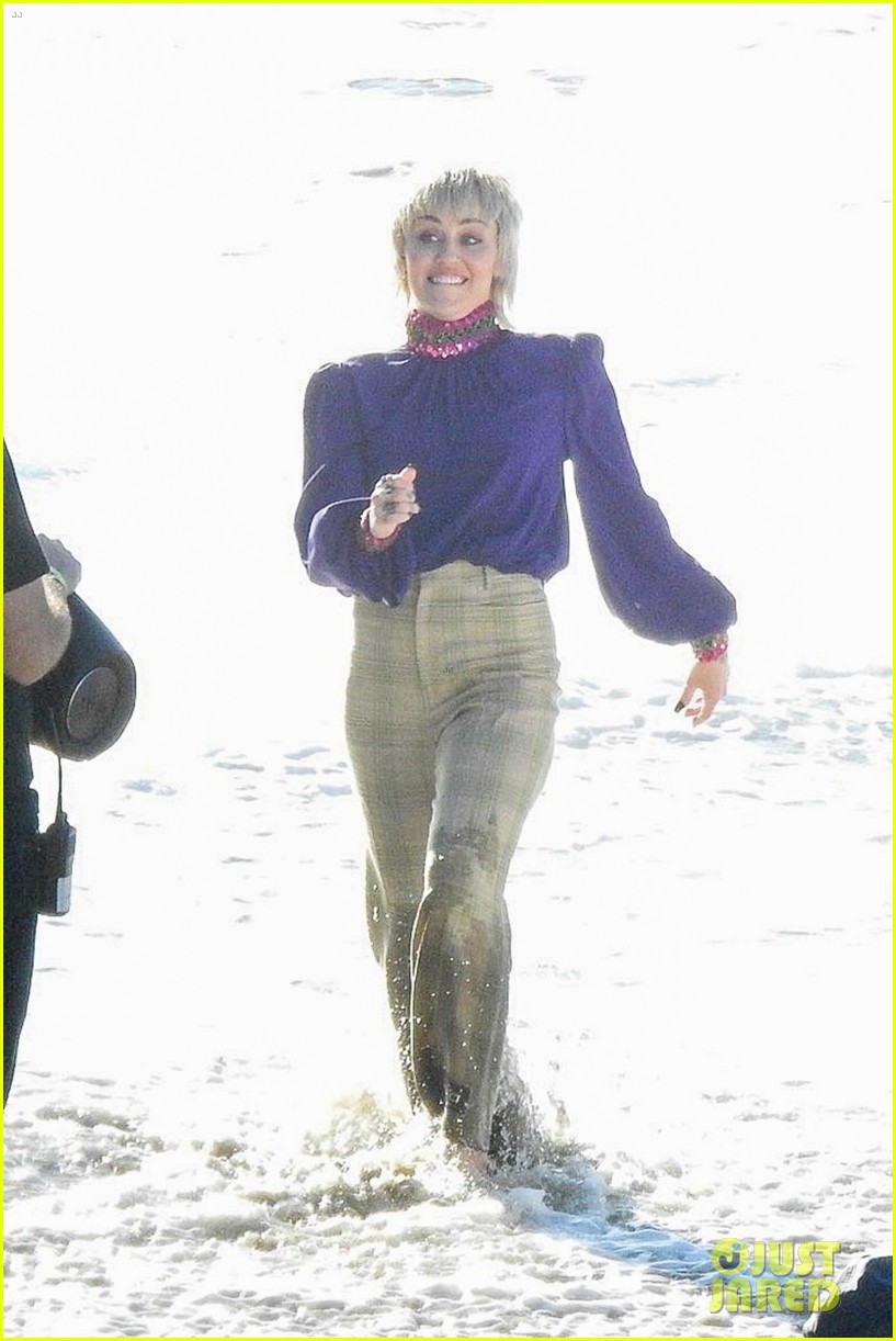 miley cyrus filming new music video at beach 08