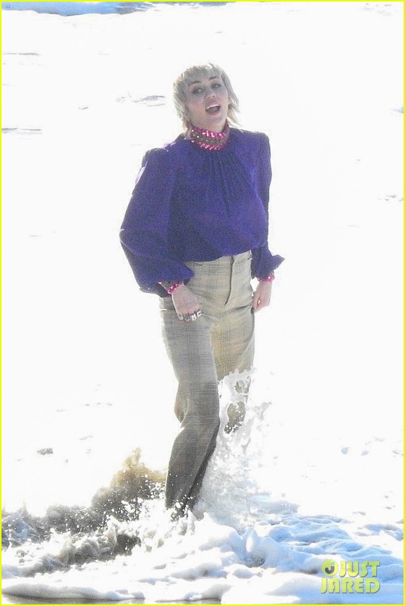 miley cyrus filming new music video at beach 26