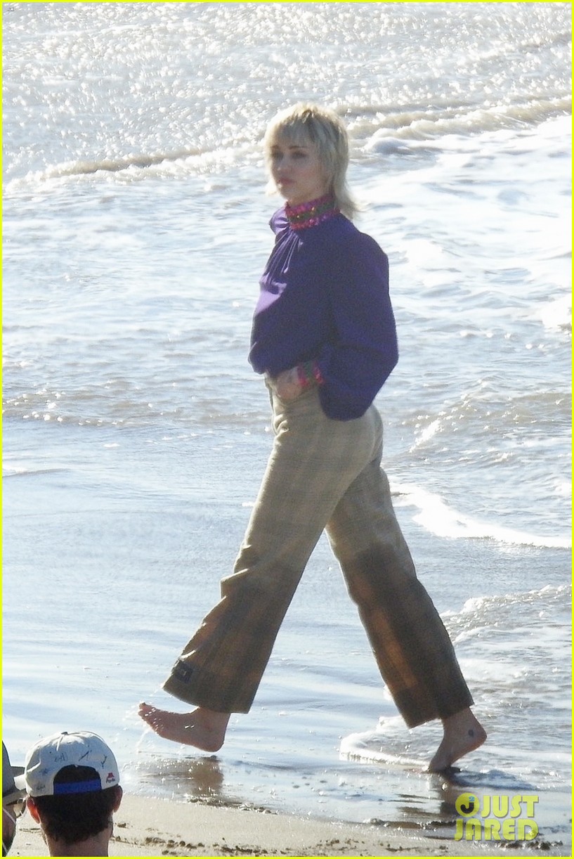 miley cyrus filming new music video at beach 36