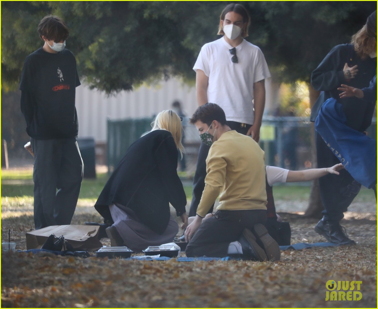 dylan minnette lydia night grab takeout for lunch in the park 03