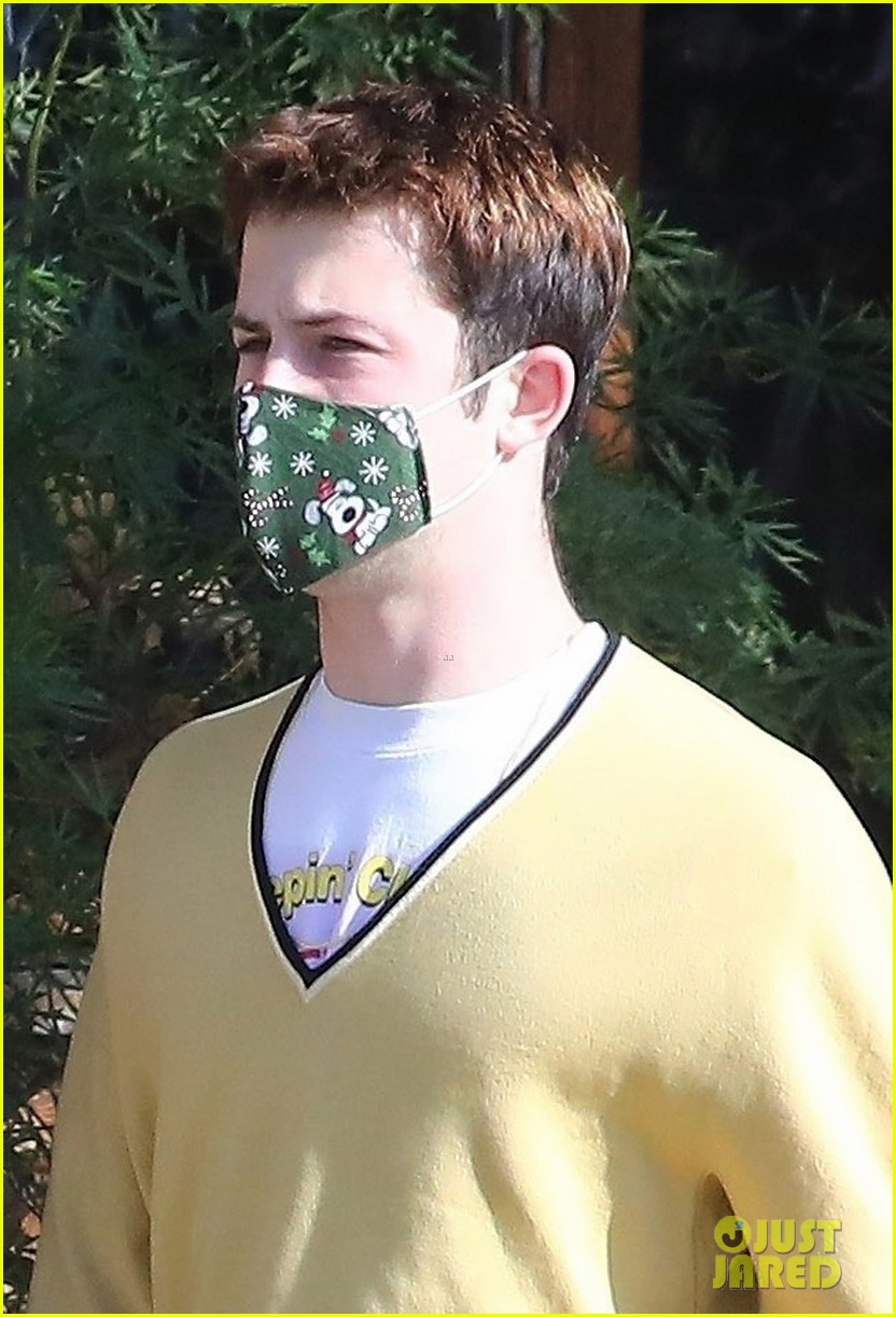 dylan minnette lydia night grab takeout for lunch in the park 04