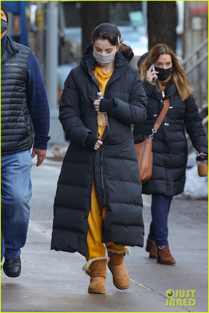 selena gomez bundles up while arriving on set of only murders 14