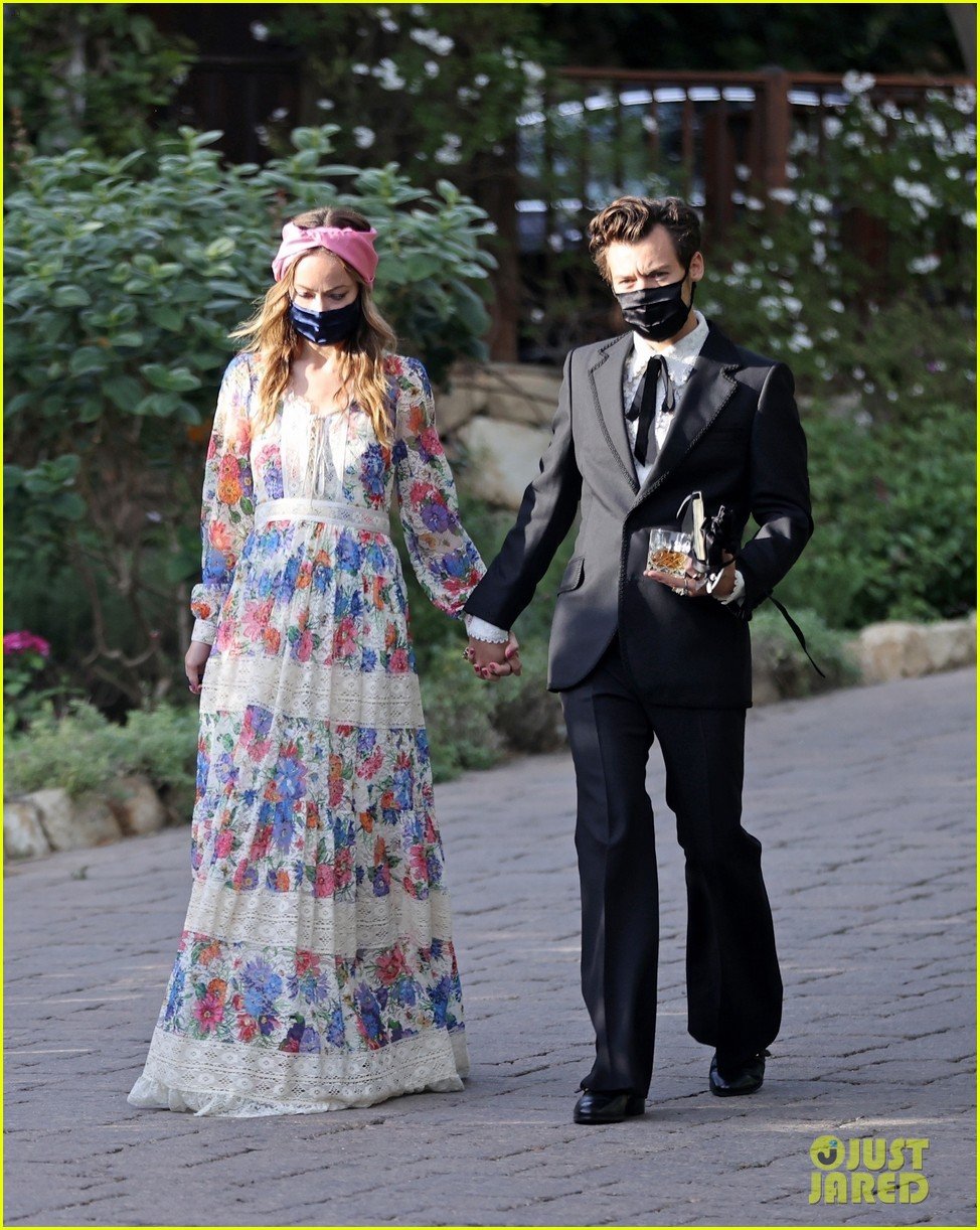 harry styles olivia wilde hold hands while attending managers wedding 01
