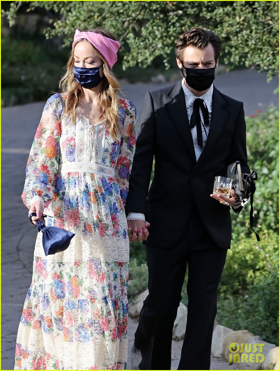 harry styles olivia wilde hold hands while attending managers wedding 03