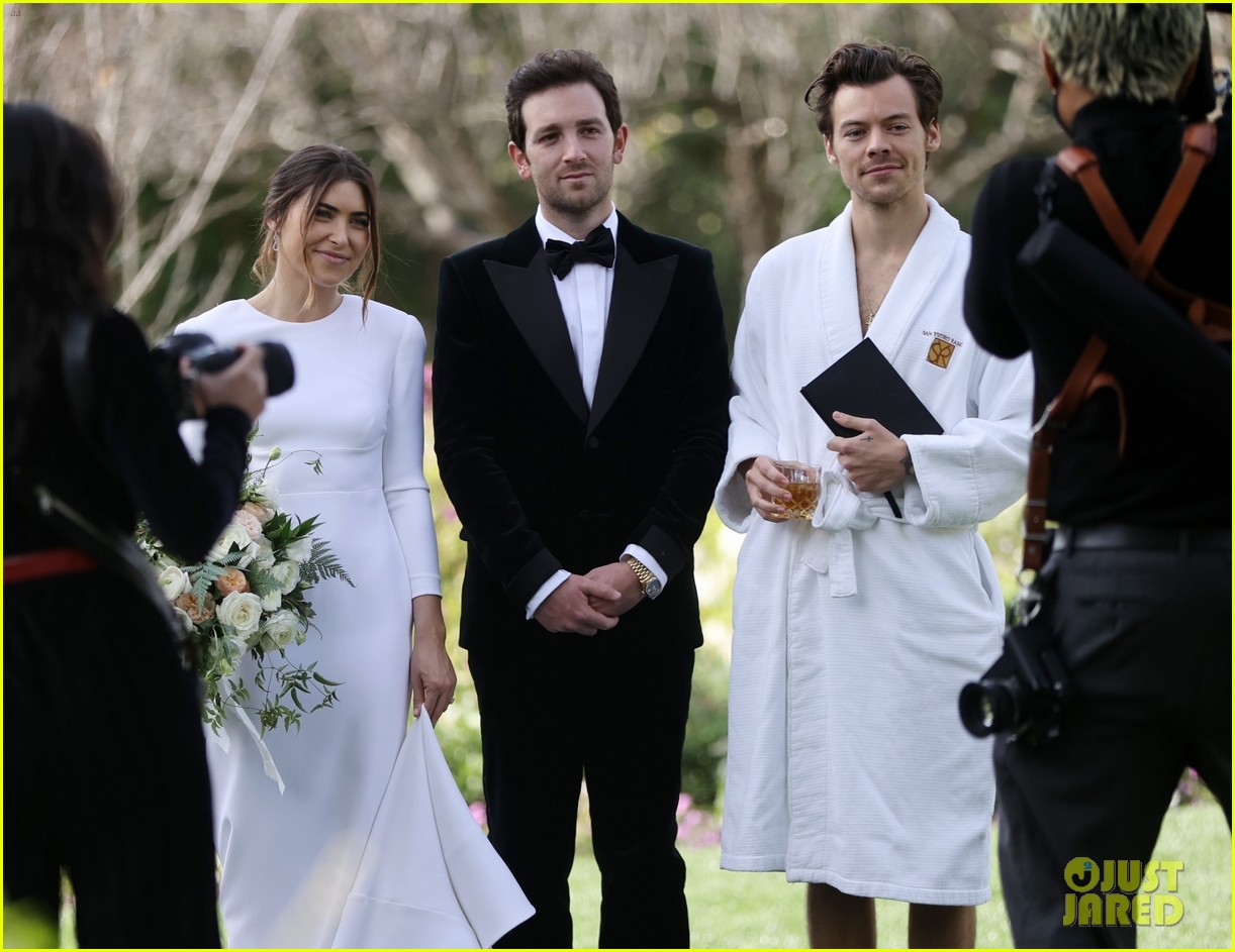 harry styles olivia wilde hold hands while attending managers wedding 04