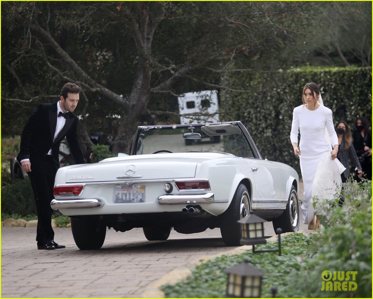 harry styles olivia wilde hold hands while attending managers wedding 11