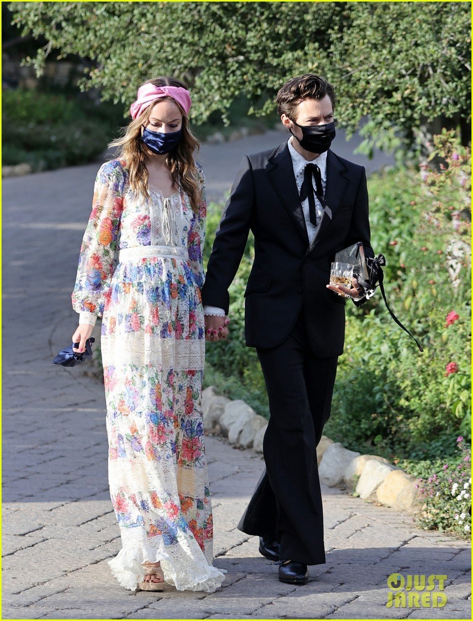 harry styles olivia wilde hold hands while attending managers wedding 21