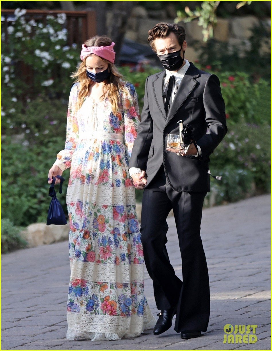 harry styles olivia wilde hold hands while attending managers wedding 22