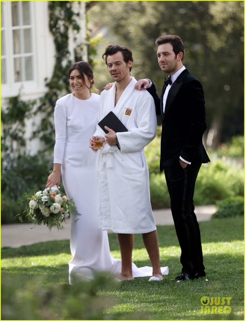 Harry Styles Holds Hands With Olivia Wilde While Attending Manager's Wedding  (60+ Photos): Photo 1304362, Harry Styles, Olivia Wilde Pictures