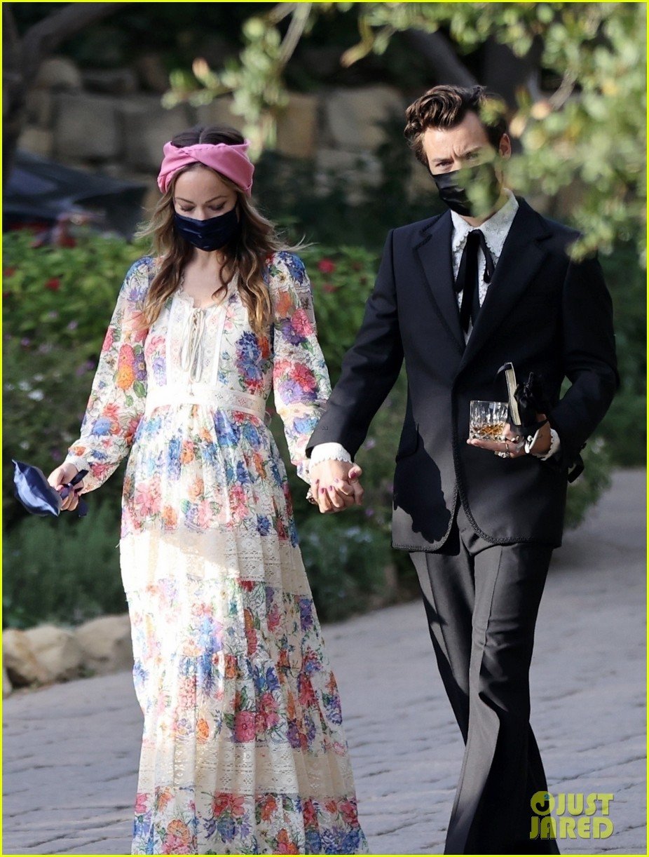 harry styles olivia wilde hold hands while attending managers wedding 34