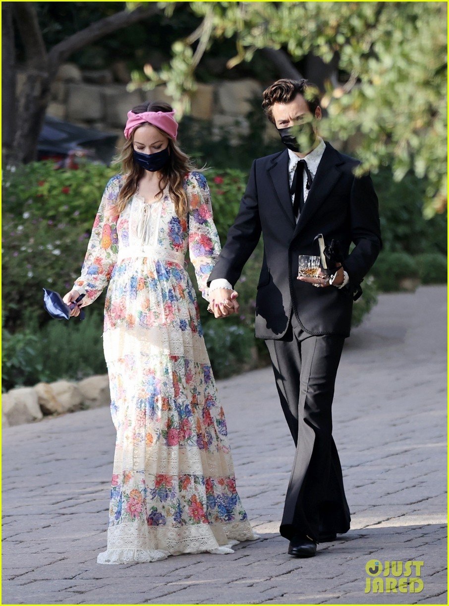 harry styles olivia wilde hold hands while attending managers wedding 35