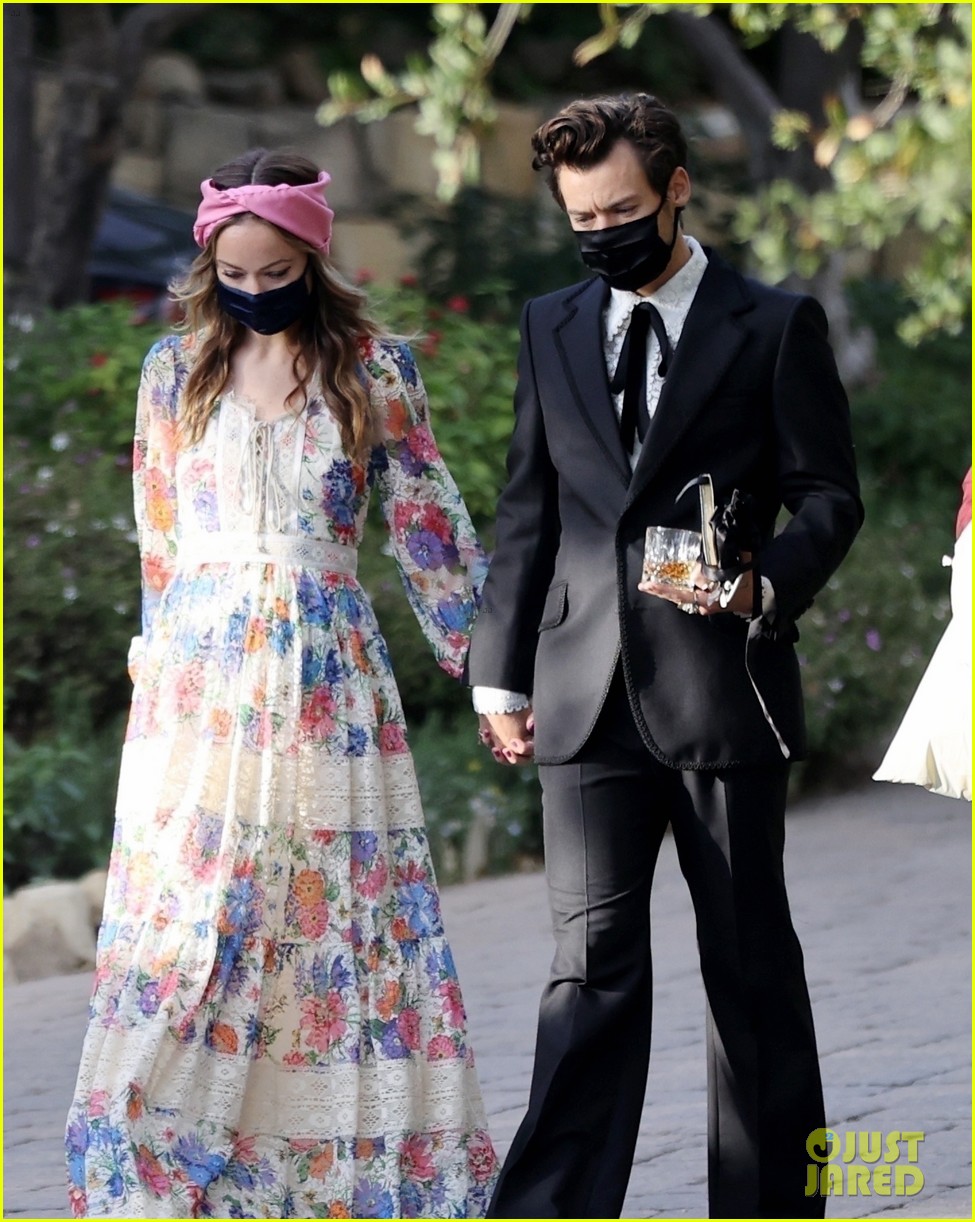 harry styles olivia wilde hold hands while attending managers wedding 36