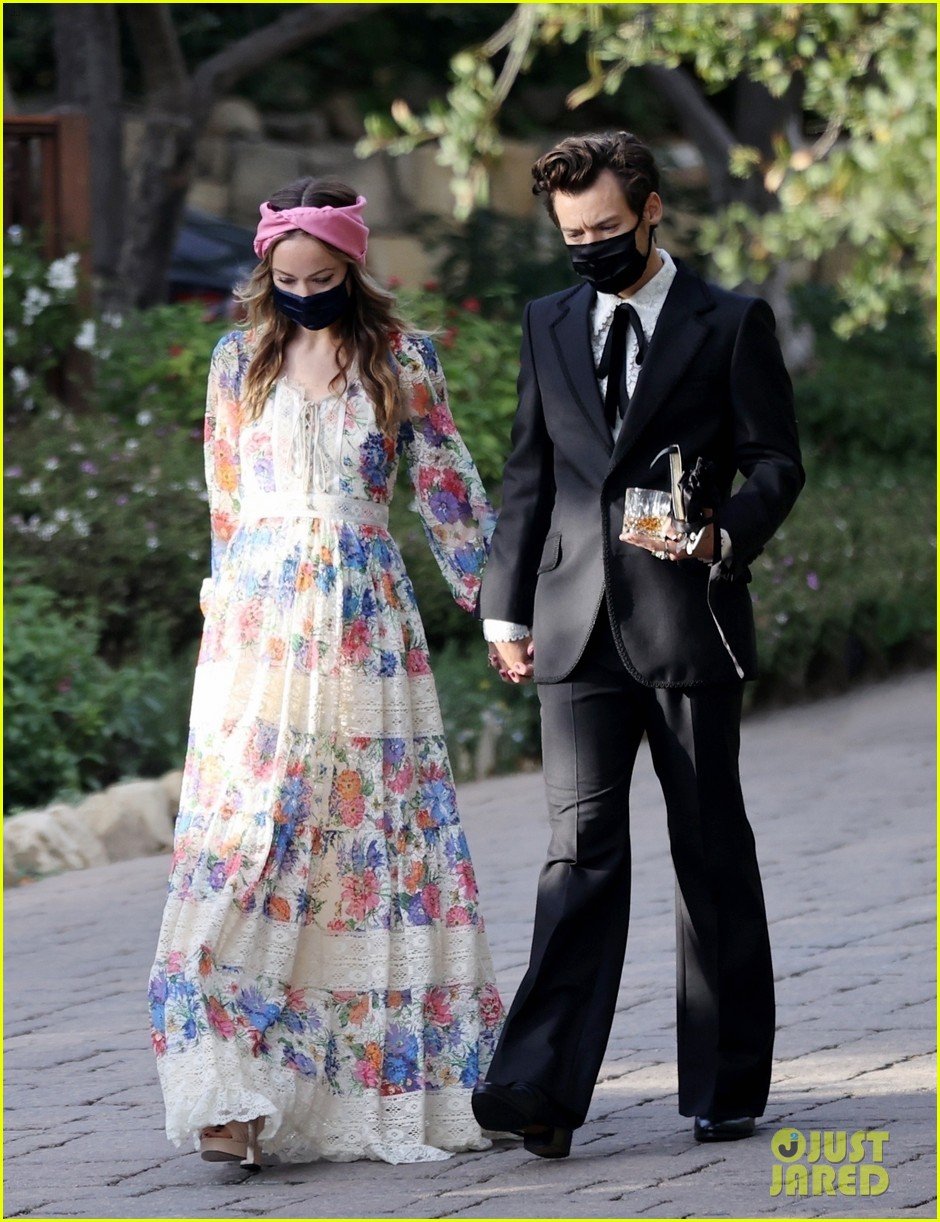 harry styles olivia wilde hold hands while attending managers wedding 37